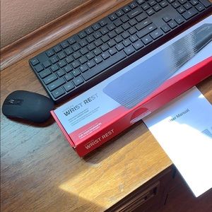Remote wireless keyboard wrist rest + mouse